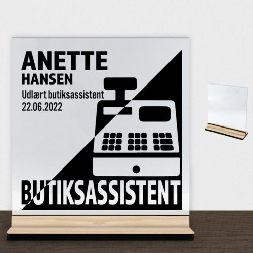 Udlært butiksassistent design 1 | Glasskilt inkl. fod (træfinér)