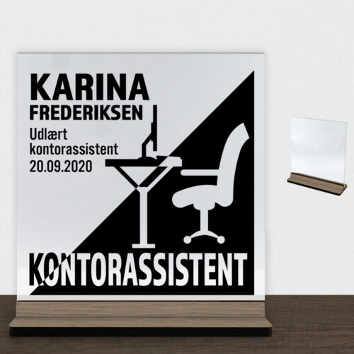 Udlært kontorassistent design 1 | Glasskilt inkl. fod (træfinér)