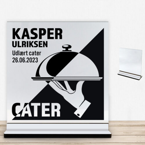 Udlært cater design 1 | Glasskilt inkl. fod med farvet overflade