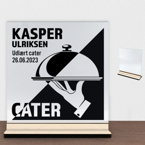 Udlært cater design 1 | Glasskilt inkl. fod (poppel krydsfinér)