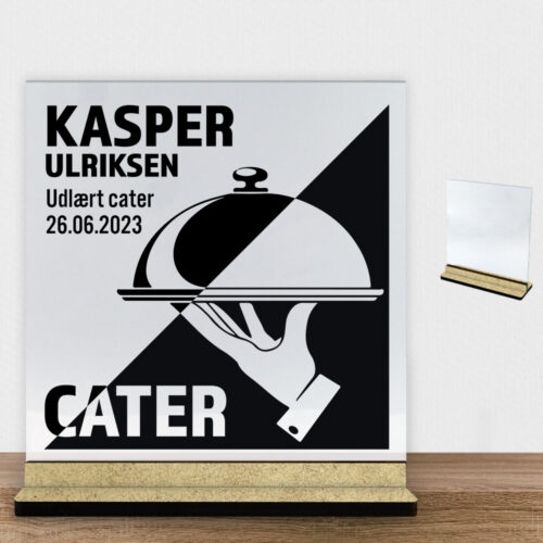 Udlært cater design 1 | Glasskilt inkl. fod (træfiber)