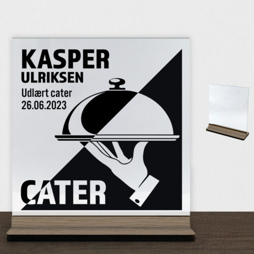 Udlært cater design 1 | Glasskilt inkl. fod (træfinér)