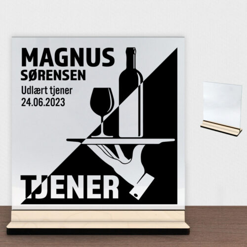 Udlært tjener design 1 | Glasskilt inkl. fod (poppel krydsfinér)