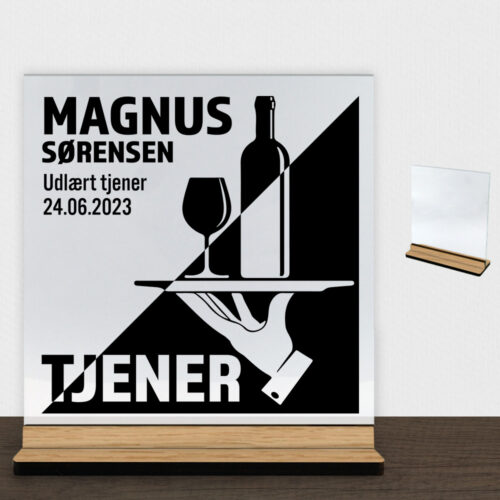 Udlært tjener design 1 | Glasskilt inkl. fod (træfinér)