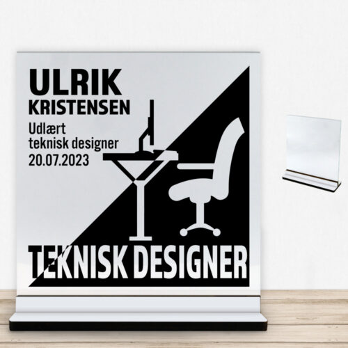 Udlært teknisk designer design 1 | Glasskilt inkl. fod med farvet overflade