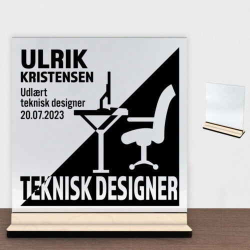 Udlært teknisk designer design 1 | Glasskilt inkl. fod (poppel krydsfinér)