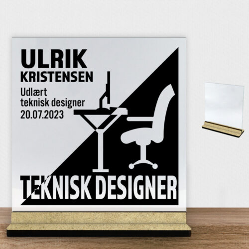 Udlært teknisk designer design 1 | Glasskilt inkl. fod (træfiber)