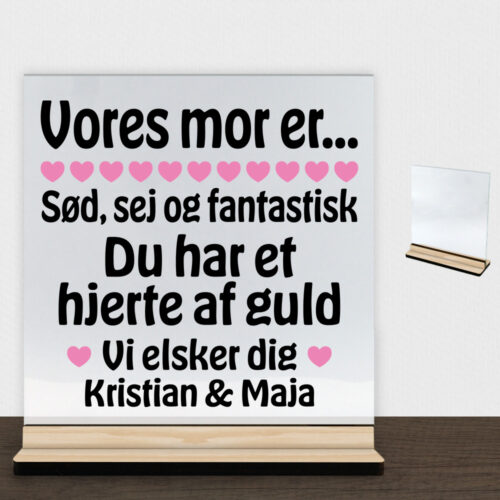 Alternative view of Min mor er sød, sej og fantastisk... | Glasskilt inkl. fod(træfinér)