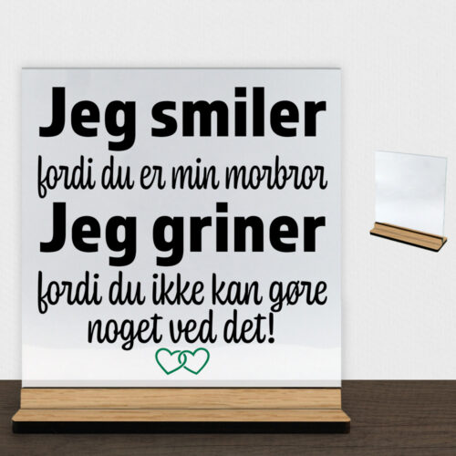 Jeg smiler fordi du er min morbror... | Glasskilt inkl. fod (træfinér)