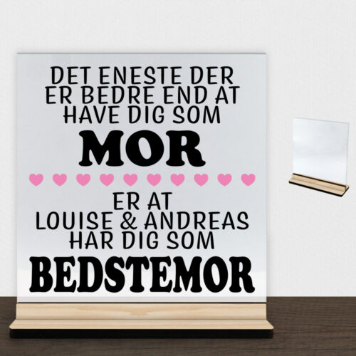 Det eneste der er bedre end... - mor/bedstemor | Glasskilt inkl. fod (træfinér)