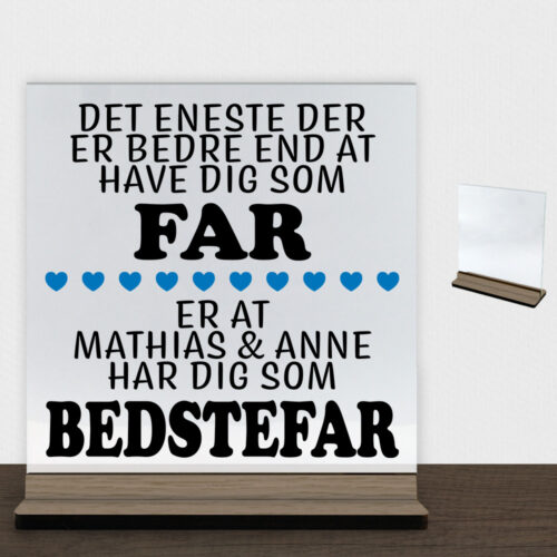 Det eneste der er bedre end... - far/bedstefar | Glasskilt inkl. fod (træfinér)