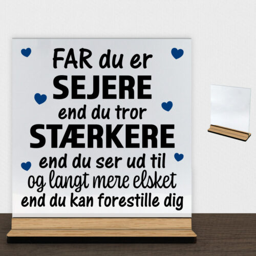 Far du er sejere end du tror - design 1 | Glasskilt inkl. fod (træfinér)