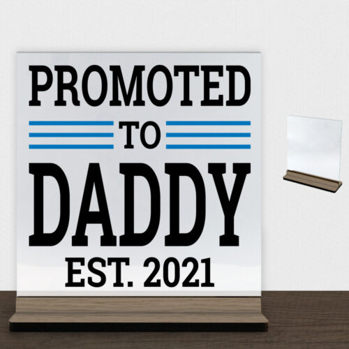 Promoted to daddy - valgfrit årstal | Glasskilt inkl. fod (træfinér)