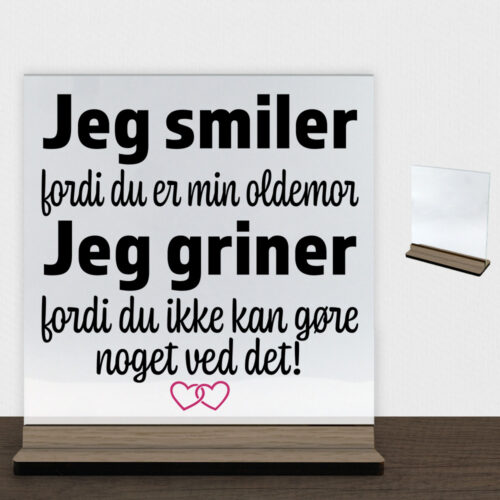 Jeg smiler fordi du er min oldemor... | Glasskilt inkl. fod (træfinér)