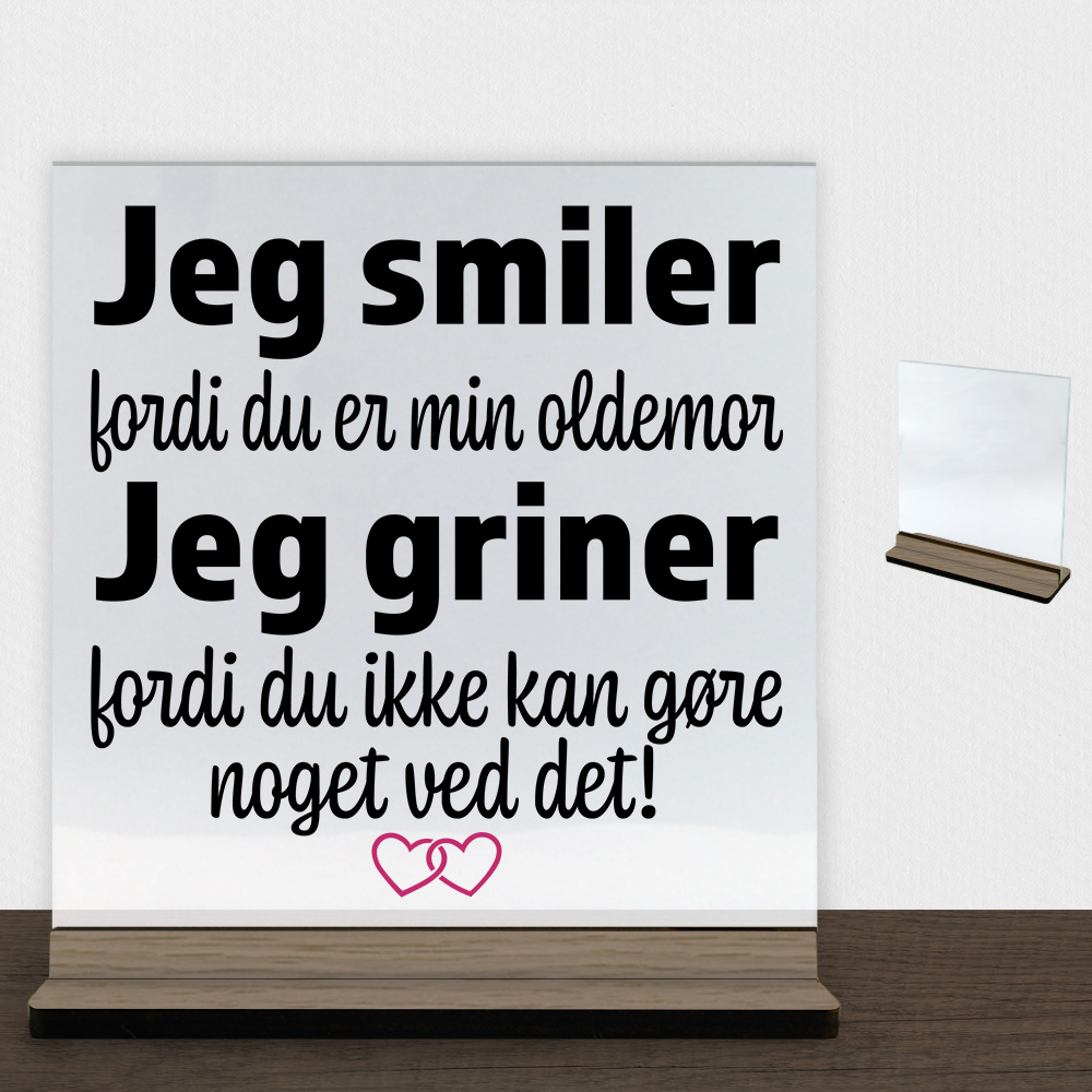 Jeg smiler fordi du er min oldemor... | Glasskilt inkl. fod (træfinér)