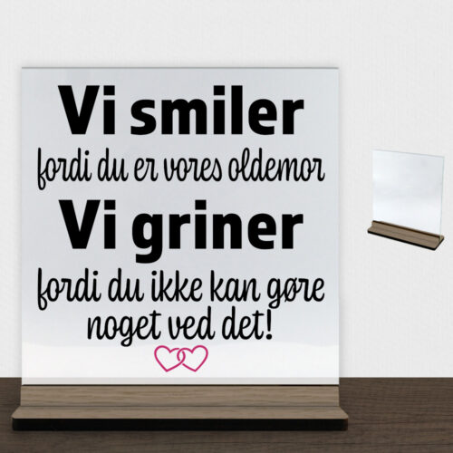 Jeg smiler fordi du er min oldemor... | Glasskilt inkl. fod (træfinér) - Image 2
