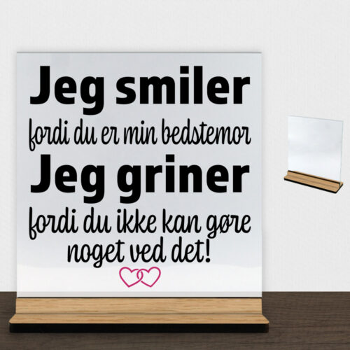 Jeg smiler fordi du er min bedstemor... | Glasskilt inkl. fod (træfinér)