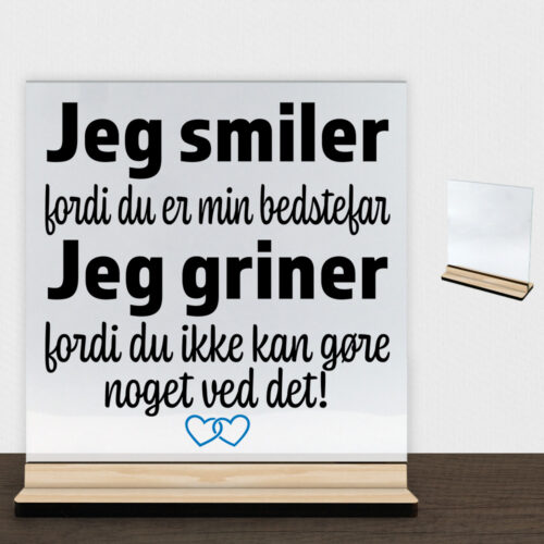 Jeg smiler fordi du er min bedstefar... | Glasskilt inkl. fod (træfinér)