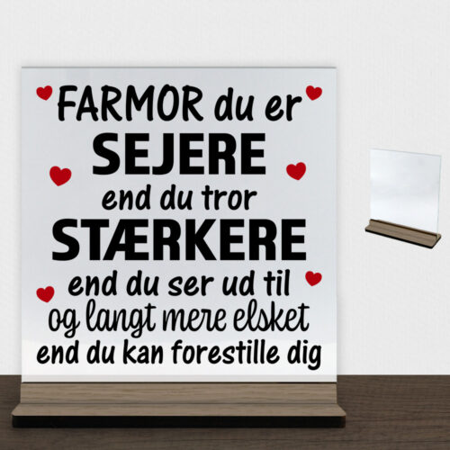Farmor du er sejere end du tror - design 1 | Glasskilt inkl. fod (træfinér)