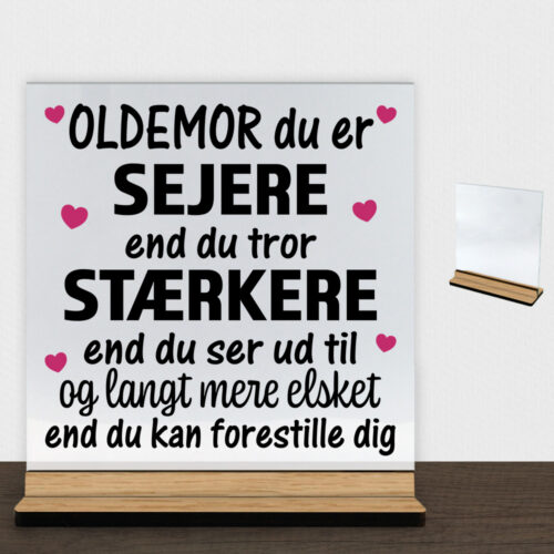 Oldemor du er sejere end du tror - design 1 | Glasskilt inkl. fod (træfinér)