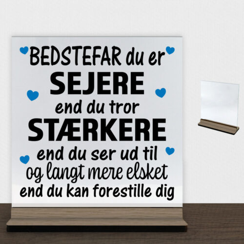 Bedstefar du er sejere end du tror - design 1 | Glasskilt inkl. fod (træfinér)