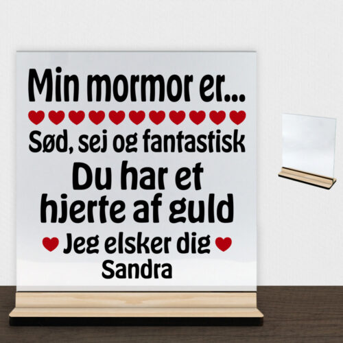 Min mormor er sød, sej og fantastisk... | Glasskilt inkl. fod (træfinér)