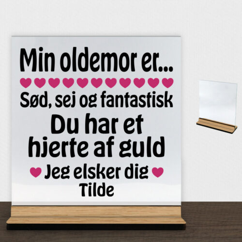 Min oldemor er sød, sej og fantastisk... | Glasskilt inkl. fod (træfinér)