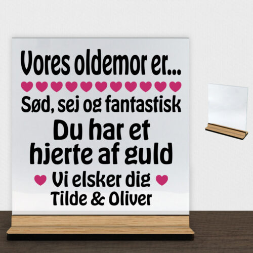 Alternative view of Min oldemor er sød, sej og fantastisk... | Glasskilt inkl. fod (træfinér)