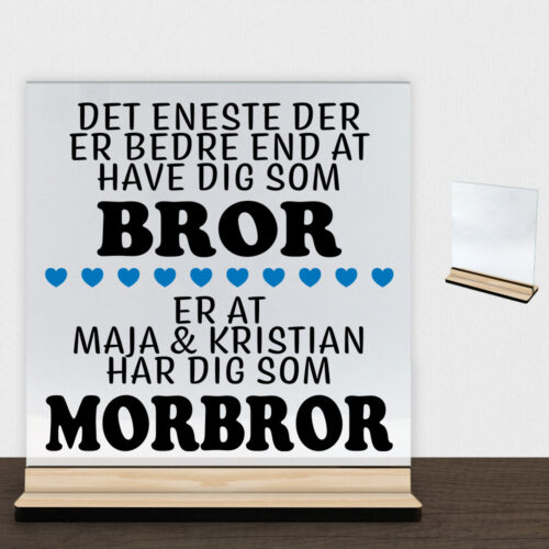 Det eneste der er bedre end... - bror/morbror | Glasskilt inkl. fod (træfinér)