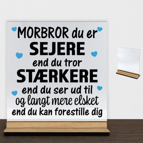 Morbror du er sejere end du tror - design 1 | Glasskilt inkl. fod (træfinér)