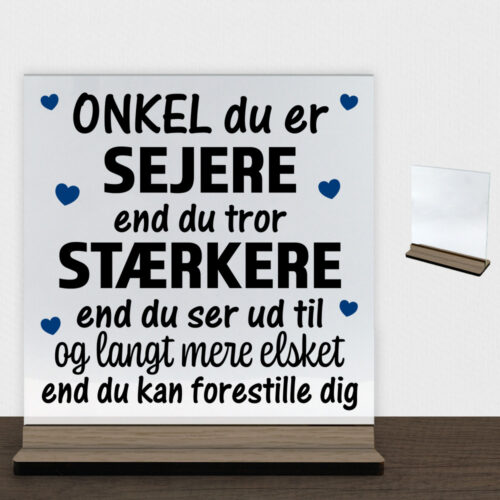 Onkel du er sejere end du tror - design 1 | Glasskilt inkl. fod (træfinér)