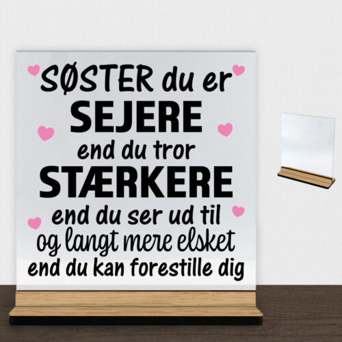 Søster du er sejere end du tror - design 1 | Glasskilt inkl. fod (træfinér)