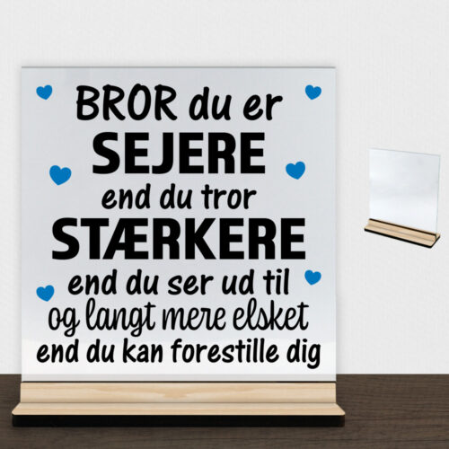 Bror du er sejere end du tror - design 1 | Glasskilt inkl. fod (træfinér)
