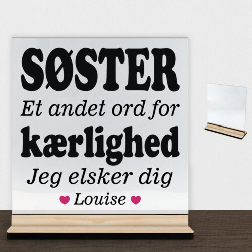 Søster et andet ord for kærlighed... | Glasskilt inkl. fod (træfinér)