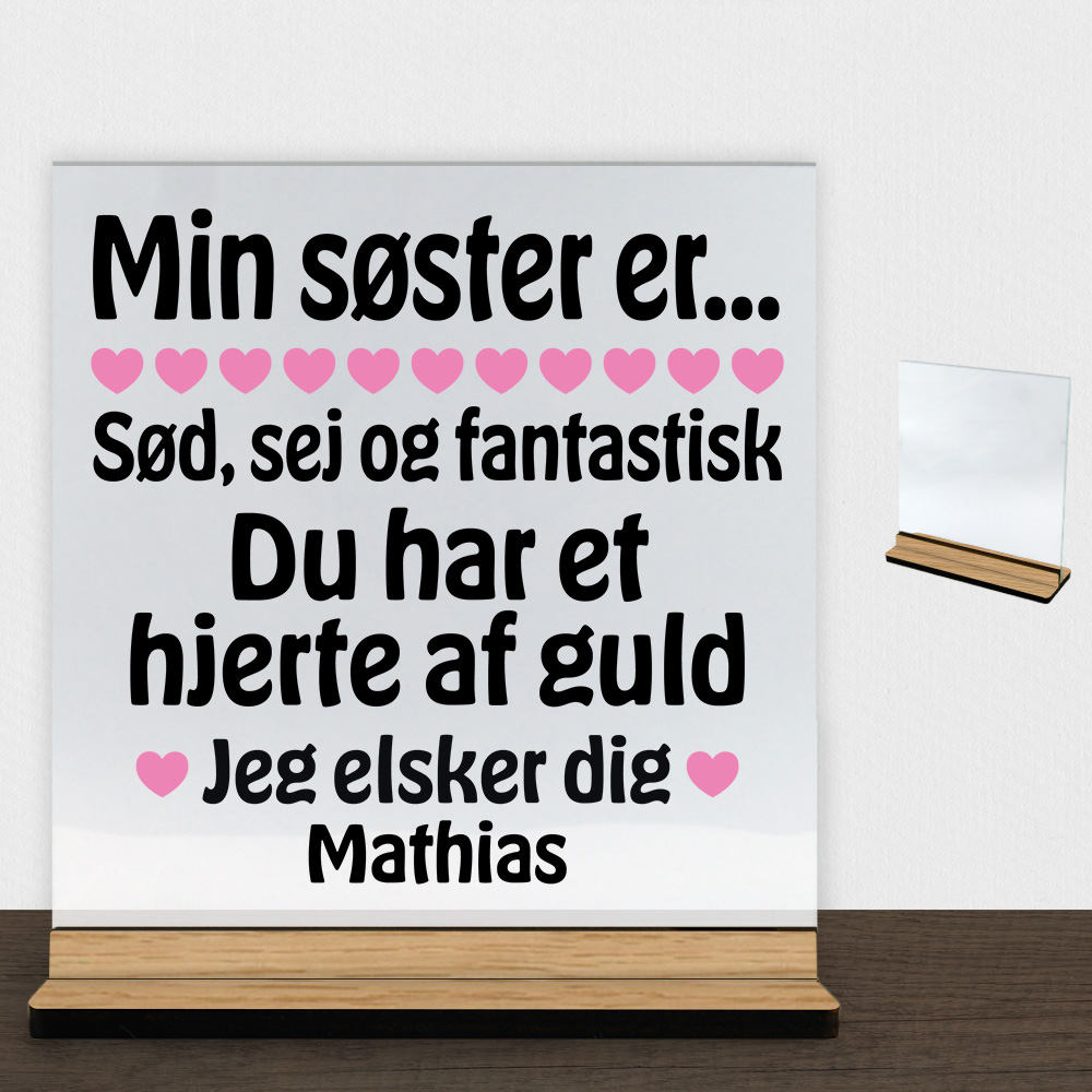 Min søster er sød, sej og fantastisk... | Glasskilt inkl. fod (træfinér)