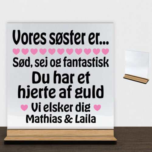 Min søster er sød, sej og fantastisk... | Glasskilt inkl. fod (træfinér) - Image 2
