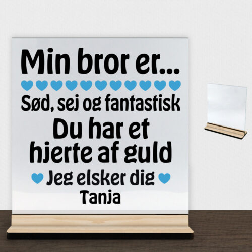 Min bror er sød, sej og fantastisk... | Glasskilt inkl. fod (træfinér)