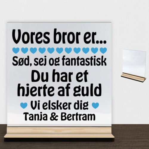 Alternative view of Min bror er sød, sej og fantastisk... | Glasskilt inkl. fod (træfinér)