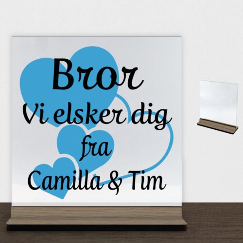 Alternative view of Bror jeg elsker dig m. hjerter | Glasskilt inkl. fod (træfinér)
