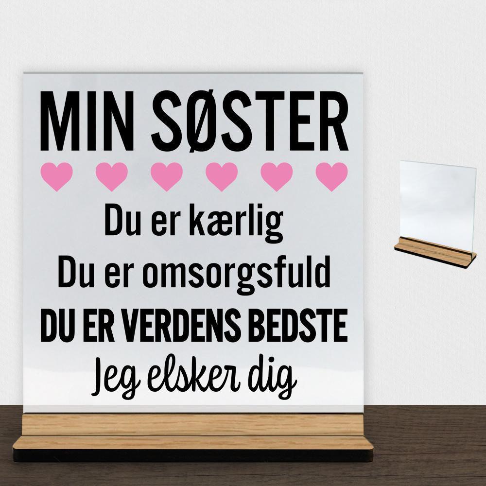 Min søster er verdens bedste | Glasskilt inkl. fod (træfinér)