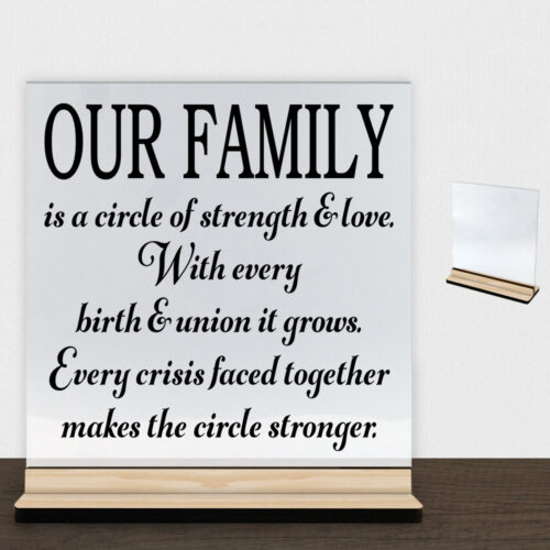 Our family is a circle of strength & love... | Glasskilt inkl. fod (træfinér)