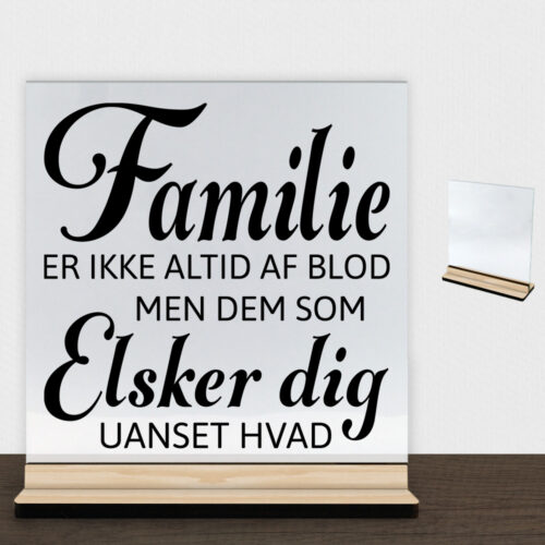 Familie er ikke altid af blod... | Glasskilt inkl. fod (træfinér)