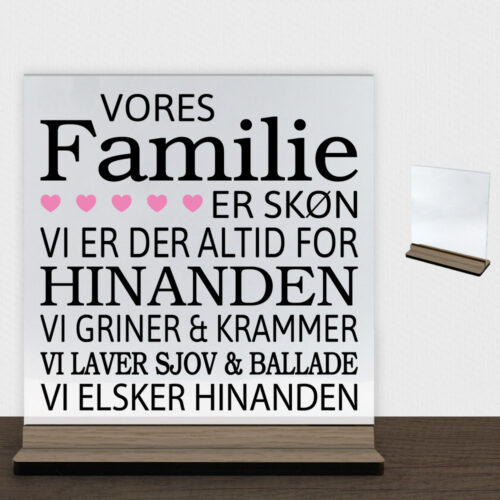 Vores familie er skøn... | Glasskilt inkl. fod (træfinér)