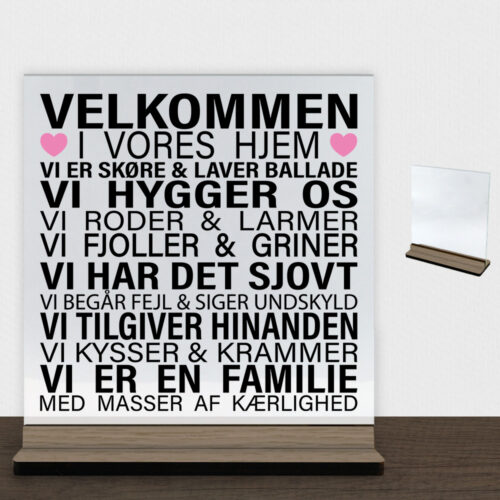 Velkommen i vores hjem #1 | Glasskilt inkl. fod (træfinér)