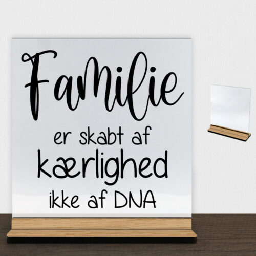 Familie er skabt af kærlig ikke af DNA | Glasskilt inkl. fod (træfinér)