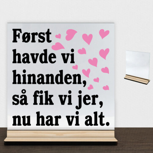 Først havde vi hinanden, så fik vi jer, nu har vi alt | Glasskilt inkl. fod (træfinér)