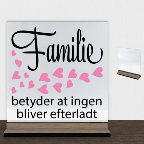 Familie betyder at ingen bliver efterladt | Glasskilt inkl. fod (træfinér)