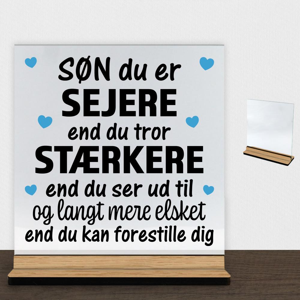 Søn du er sejere end du tror - design 1 | Glasskilt inkl. fod (træfinér)