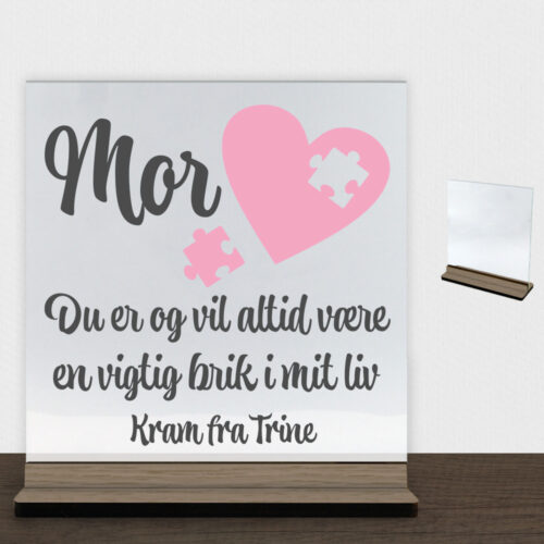 Mor du er og vil altid være en vigtig brik i mit liv | Glasskilt inkl. fod (træfinér)