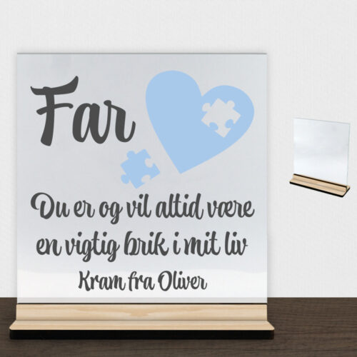 Far du er og vil altid være en vigtig brik i mit liv | Glasskilt inkl. fod (træfinér)